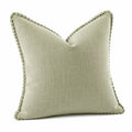 Cuscino decorativo 45 x 45 cm in tessuto verde salvia con bordino a pompon - stile moderno